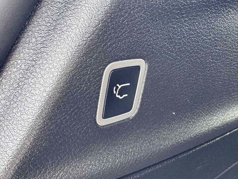 Used 2025 Chrysler Pacifica Select FWD image 10