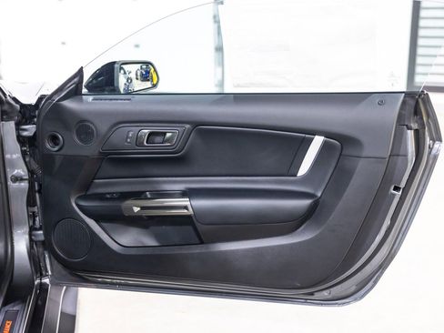 Used 2022 Ford Mustang Shelby GT500 w/ Carbon Fiber Track Pack RWD image 30