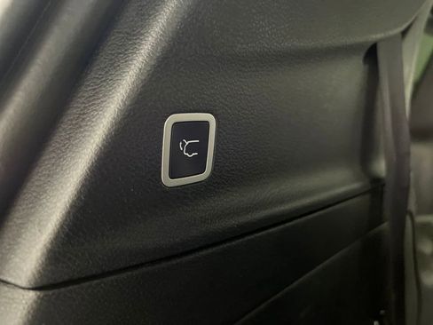 Used 2025 Chrysler Pacifica Limited image 45