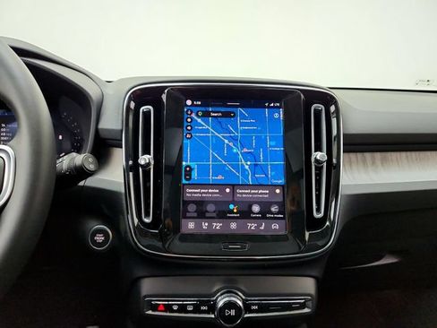 Certified 2025 Volvo XC40 B5 Plus AWD/4WD image 23