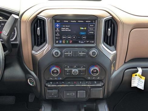 Used 2022 Chevrolet Silverado 2500 High Country w/ Technology Package AWD/4WD image 18