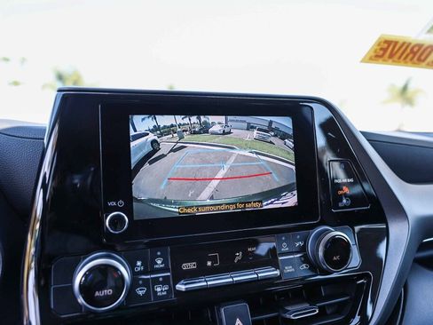 Used 2023 Toyota Highlander LE image 15