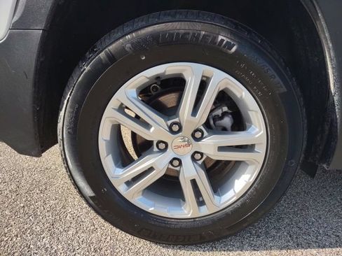 Used 2024 GMC Terrain SLE FWD image 24
