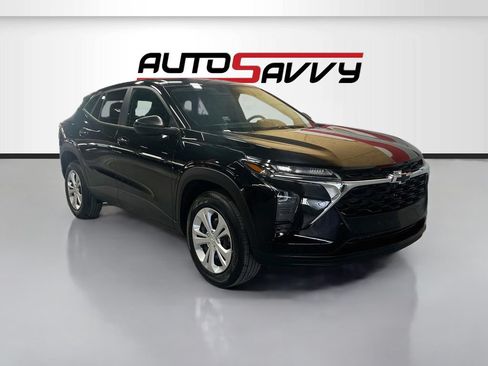 Used 2025 Chevrolet Trax LS w/ Driver Confidence Package FWD image 1