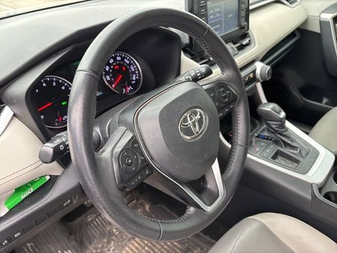 Used 2019 Toyota RAV4 XLE Premium image 6