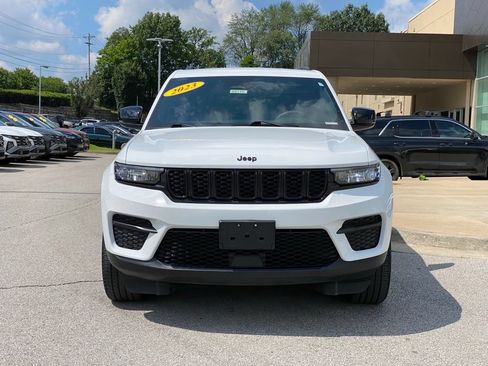 Used 2023 Jeep Grand Cherokee Altitude AWD/4WD image 2