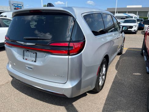 Used 2026 Chrysler Pacifica Limited FWD image 14