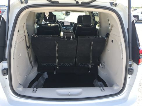 Used 2023 Chrysler Pacifica Limited FWD image 33