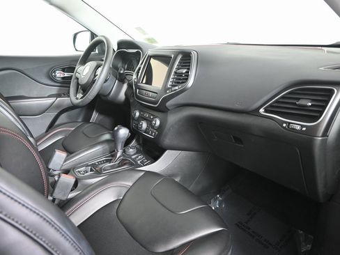 Used 2022 Jeep Cherokee Trailhawk image 14