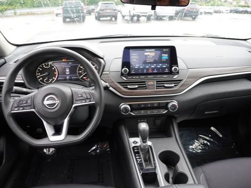 Used 2025 Nissan Altima 2.5 SV FWD image 18