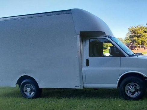 Used 2015 Chevrolet Express 3500 RWD image 2