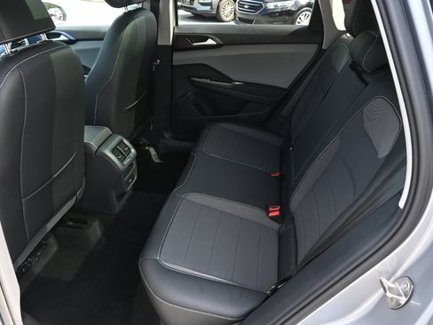 Used 2022 Volkswagen Taos SE image 18