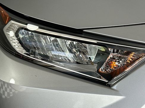 Used 2021 Toyota RAV4 XLE w/ Convenience Package FWD image 9