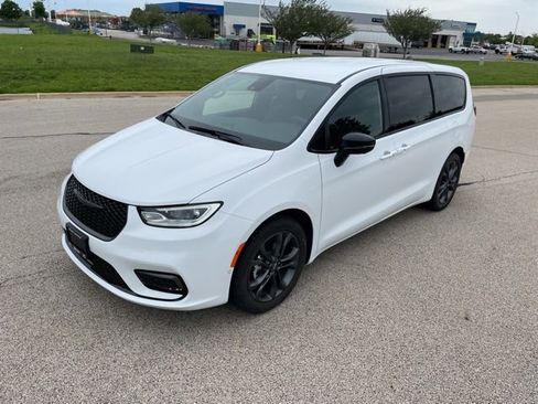 Used 2026 Chrysler Pacifica Select FWD image 2