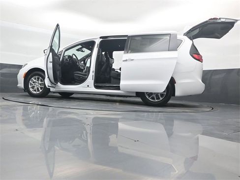 New 2026 Chrysler Pacifica Select image 54