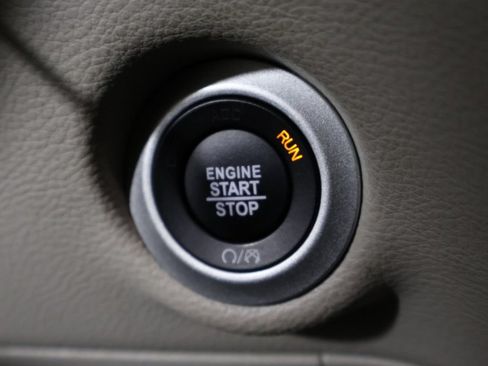 Used 2024 Chrysler Pacifica Limited FWD image 42