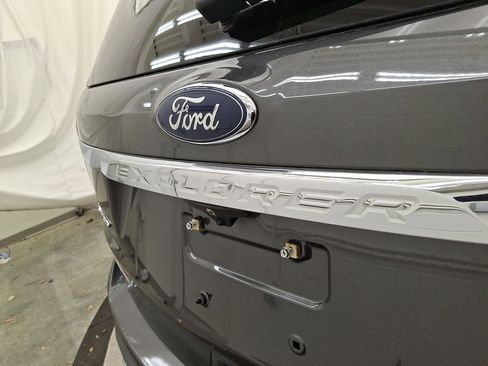 Used 2017 Ford Explorer Limited image 24