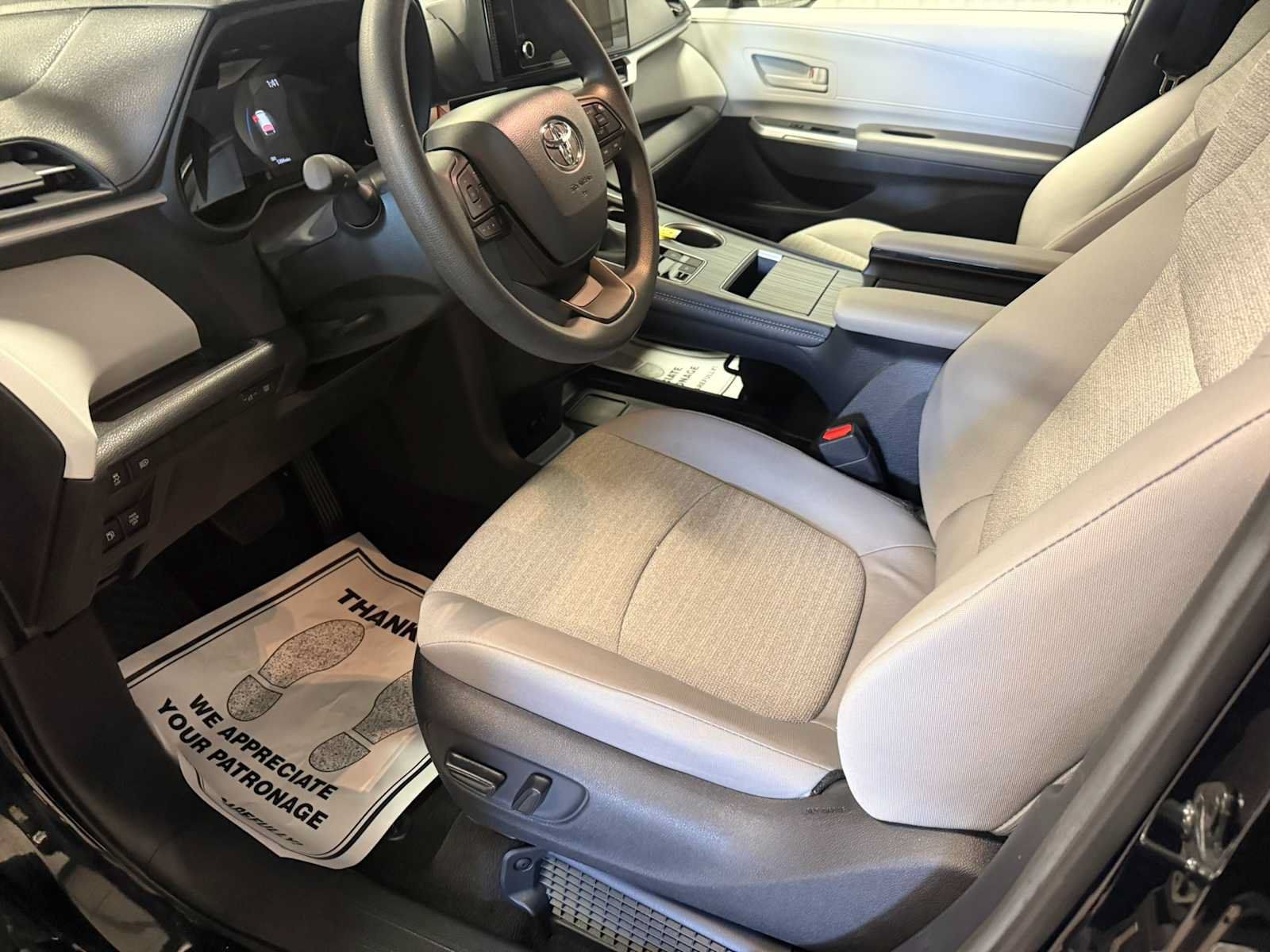 Used 2026 Toyota Sienna LE AWD/4WD image 19