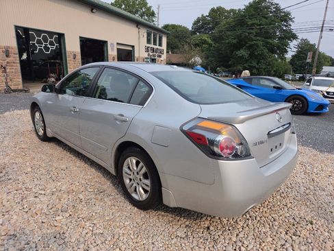 Used 2011 Nissan Altima 2.5 SL w/ Technology Pkg FWD image 4