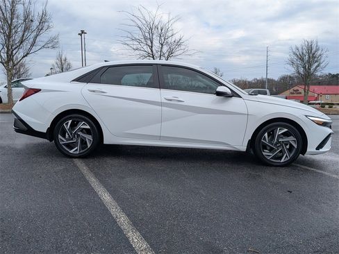 Certified 2025 Hyundai Elantra Limited image 3