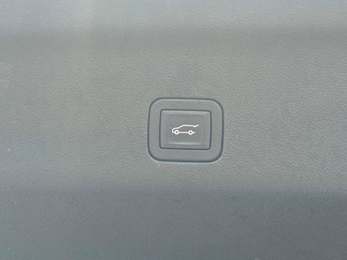 Used 2025 GMC Yukon Denali RWD image 13