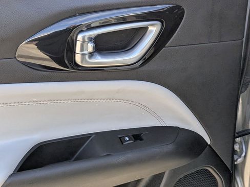 Used 2025 Jeep Compass Limited image 25