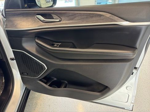 Used 2024 Jeep Grand Cherokee L Limited w/ Black Appearance Package image 45