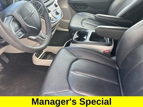 Used 2024 Chrysler Pacifica Touring-L FWD image 11