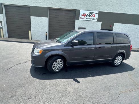 Used 2017 Dodge Grand Caravan SE w/ UConnect Hands-Free Group FWD image 3