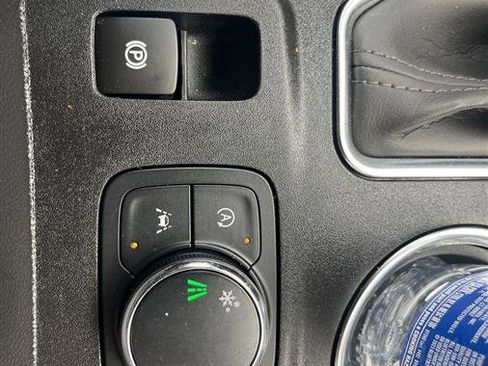 Used 2023 Chevrolet Traverse Premier FWD image 24