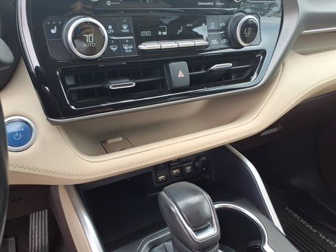 Used 2021 Toyota Highlander XLE AWD/4WD image 34