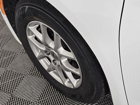 Used 2022 Chrysler Voyager LX FWD image 6