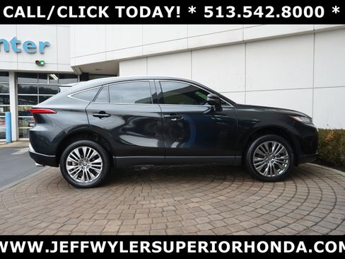 Used 2022 Toyota Venza Limited image 2