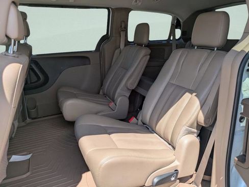 Used 2014 Chrysler Town & Country Touring image 11