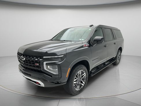 Used 2025 Chevrolet Suburban Z71 AWD/4WD image 3