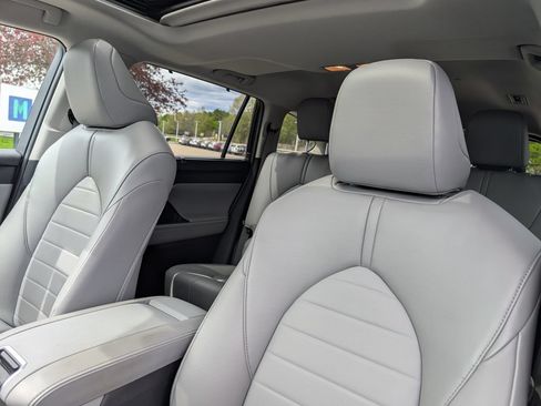 Used 2022 Toyota Highlander XLE AWD/4WD image 19