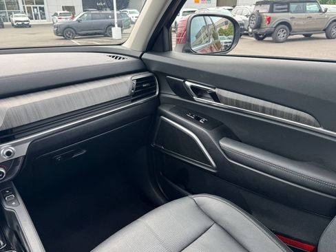 Used 2023 Kia Telluride EX w/ EX Captain's Chair Package AWD/4WD image 15
