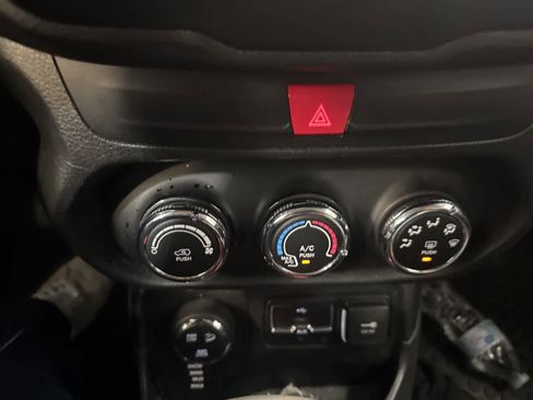 Used 2016 Jeep Renegade Trailhawk image 25