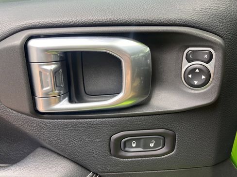 Used 2018 Jeep Wrangler Unlimited Sahara image 9