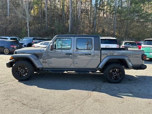 Used 2023 Jeep Gladiator Sport image 4