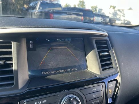 Used 2019 Nissan Pathfinder S image 16