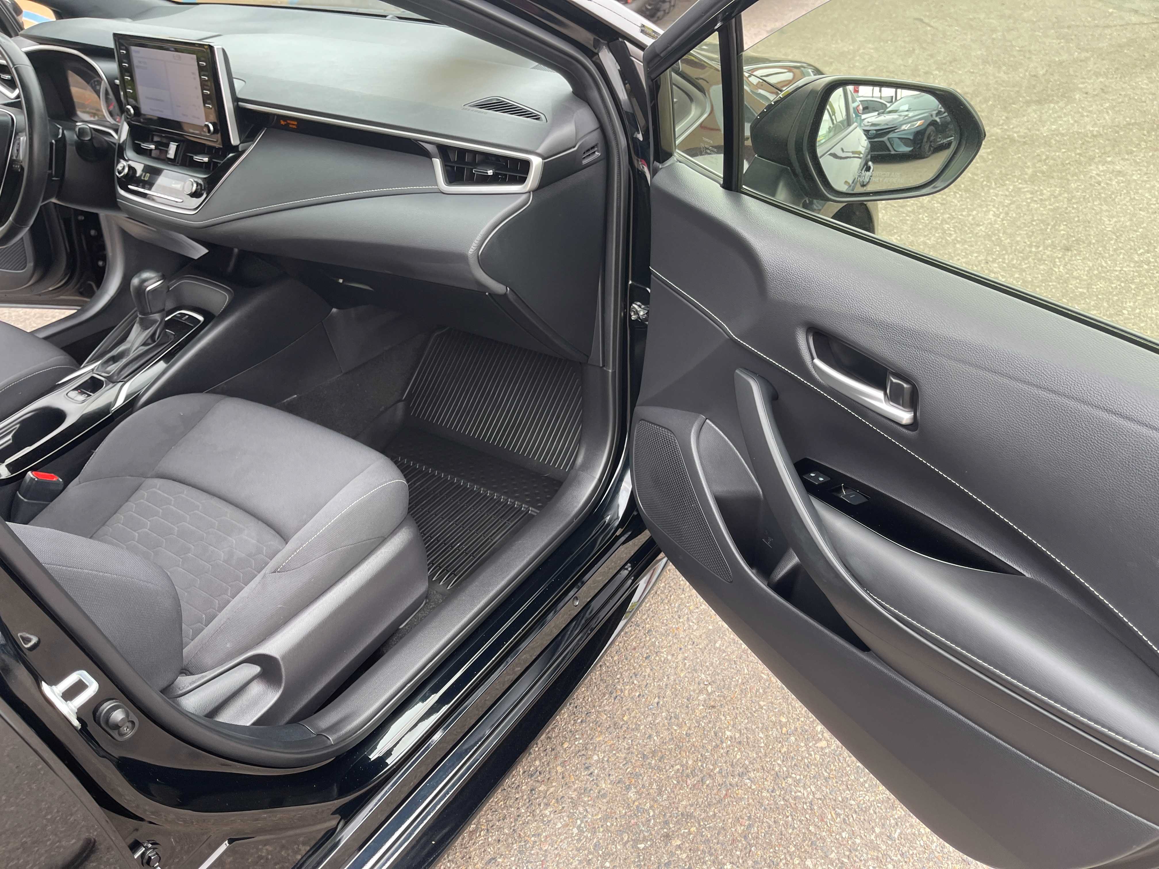 Used 2022 Toyota Corolla SE w/ SE Preferred Package FWD image 14
