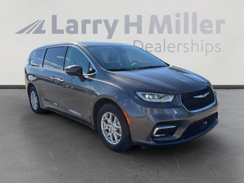 Used 2023 Chrysler Pacifica Touring-L FWD image 8