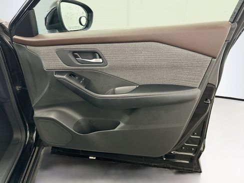 Used 2023 Nissan Rogue SV image 32