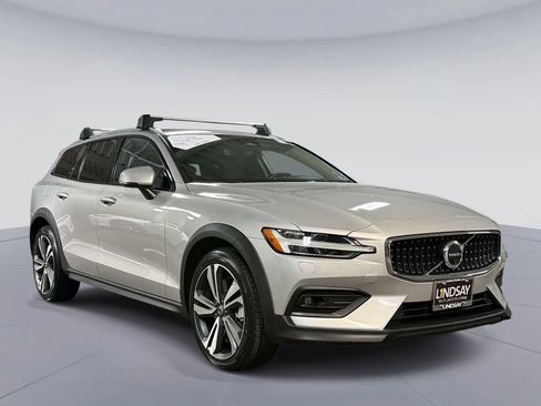 Used 2024 Volvo V60 B5 Cross Country Plus w/ Protection Package Premier AWD/4WD image 9