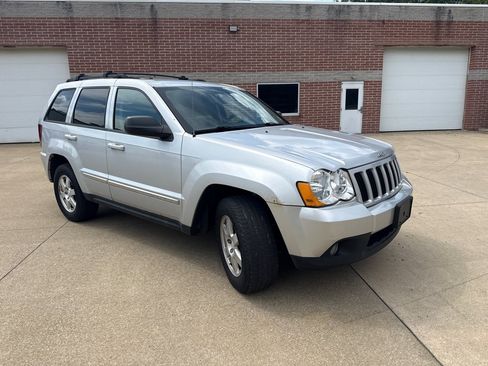 Used 2010 Jeep Grand Cherokee Laredo w/ Popular Equipment Group AWD/4WD image 3
