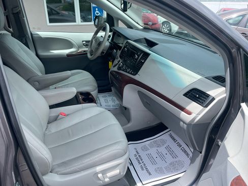 Used 2014 Toyota Sienna XLE image 30