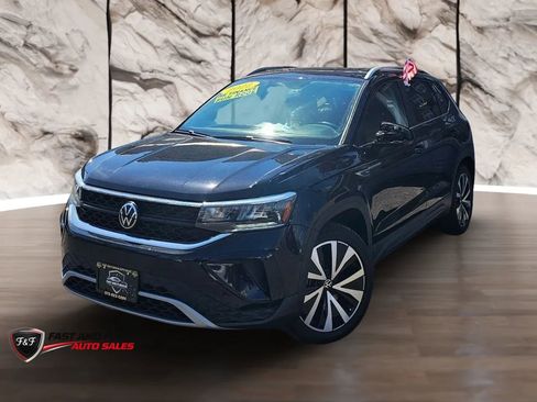 Used 2022 Volkswagen Taos SE FWD image 3