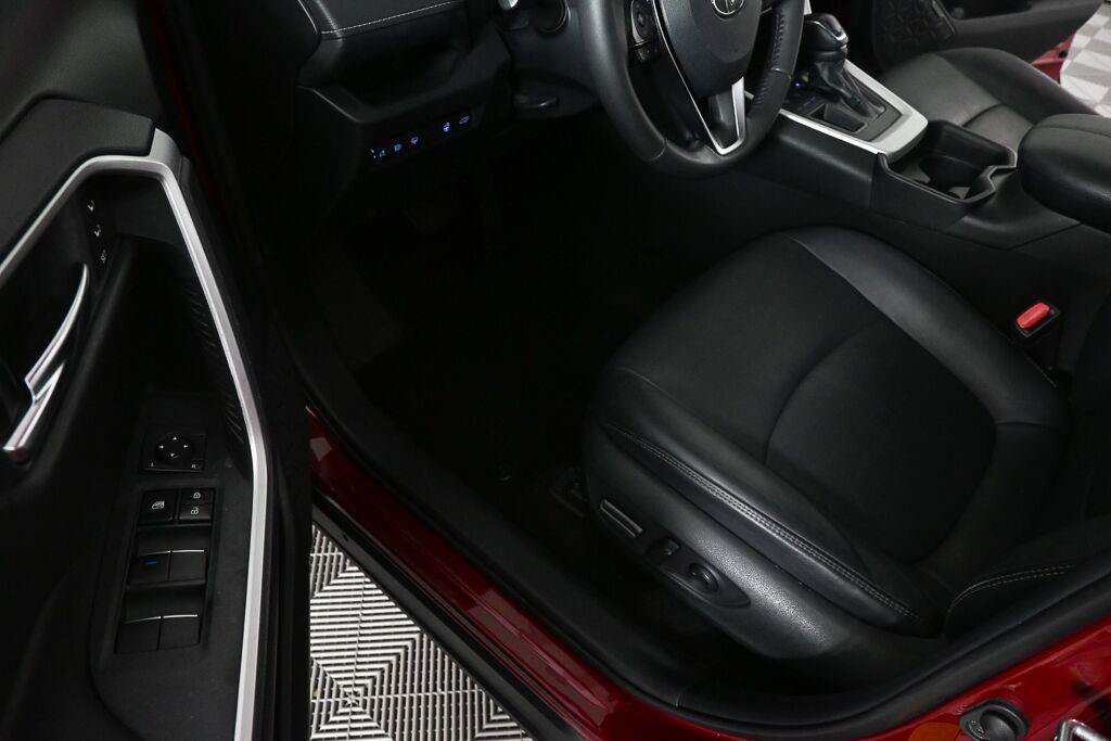 Used 2020 Toyota RAV4 XLE Premium FWD image 6