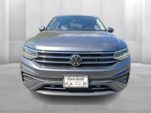 Certified 2023 Volkswagen Tiguan SE w/ Panoramic Sunroof Package FWD image 2
